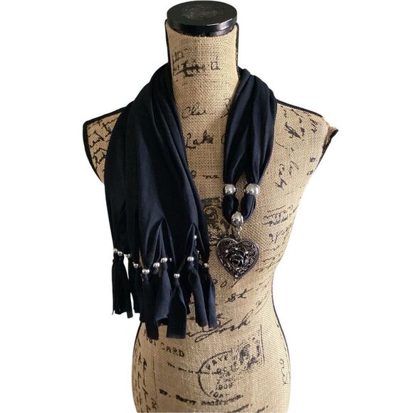 Heart Scarf - Picture 7 of 8